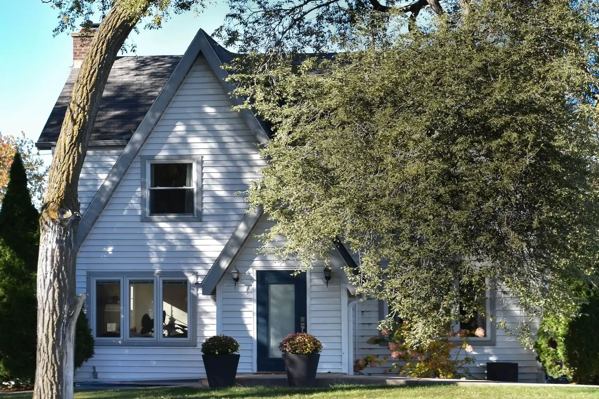 Contact Equilibrium Psychotherapy Madison WI - Abstract blue and yellow stone background symbolizing healing and balance